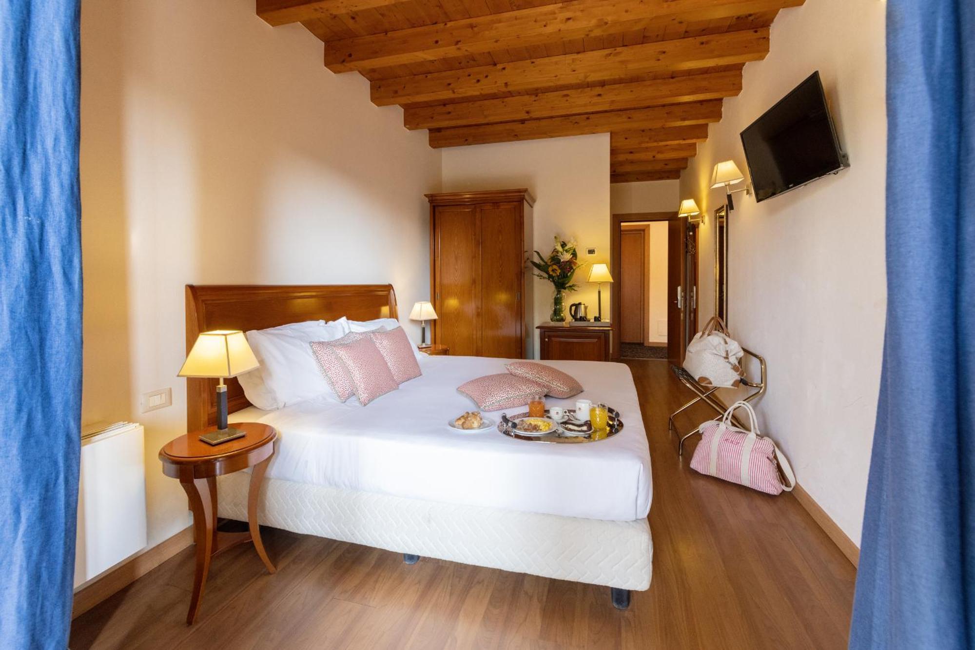 Hotel Venice Resort Airport Tessera Bagian luar foto