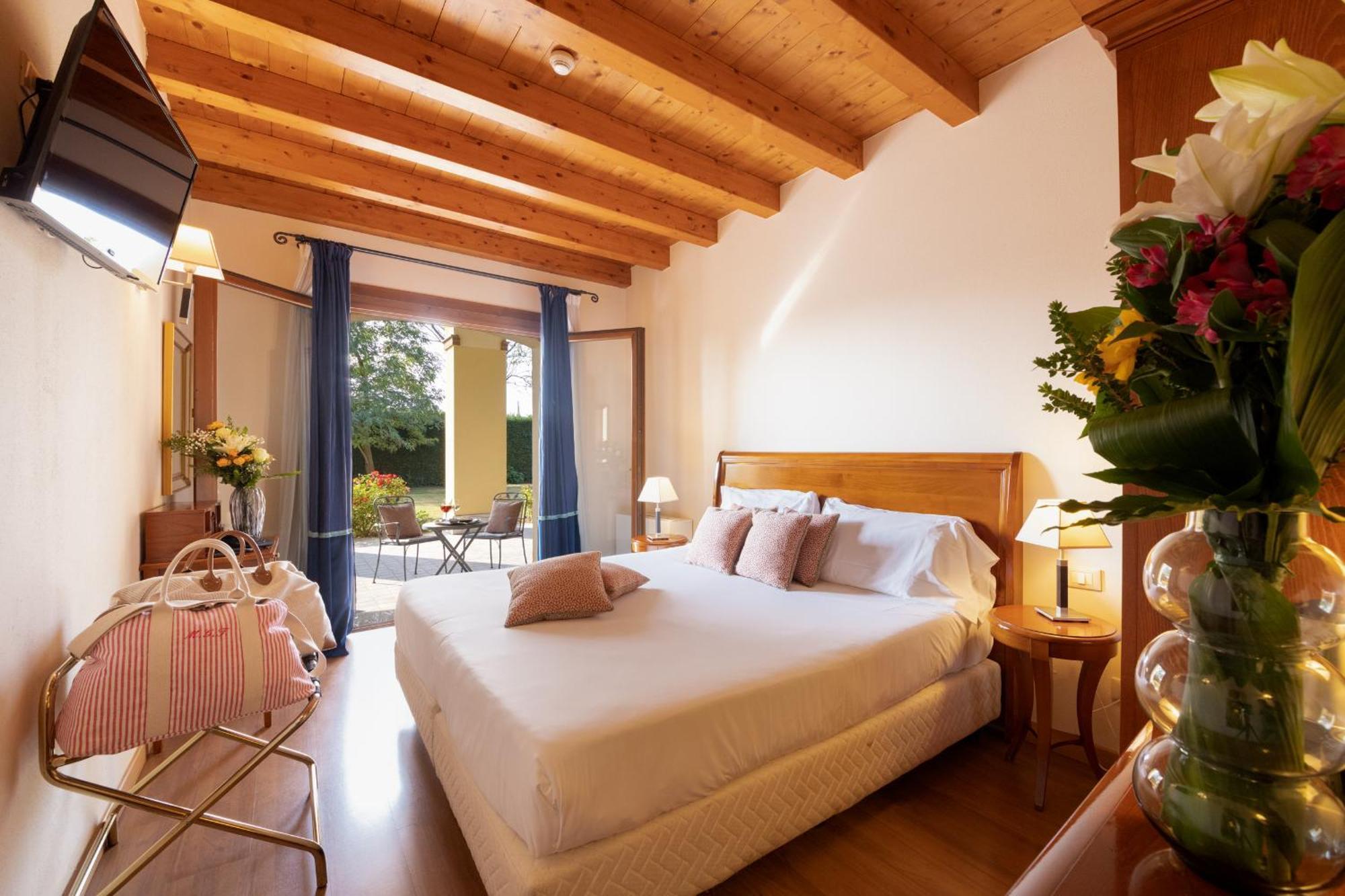 Hotel Venice Resort Airport Tessera Bagian luar foto