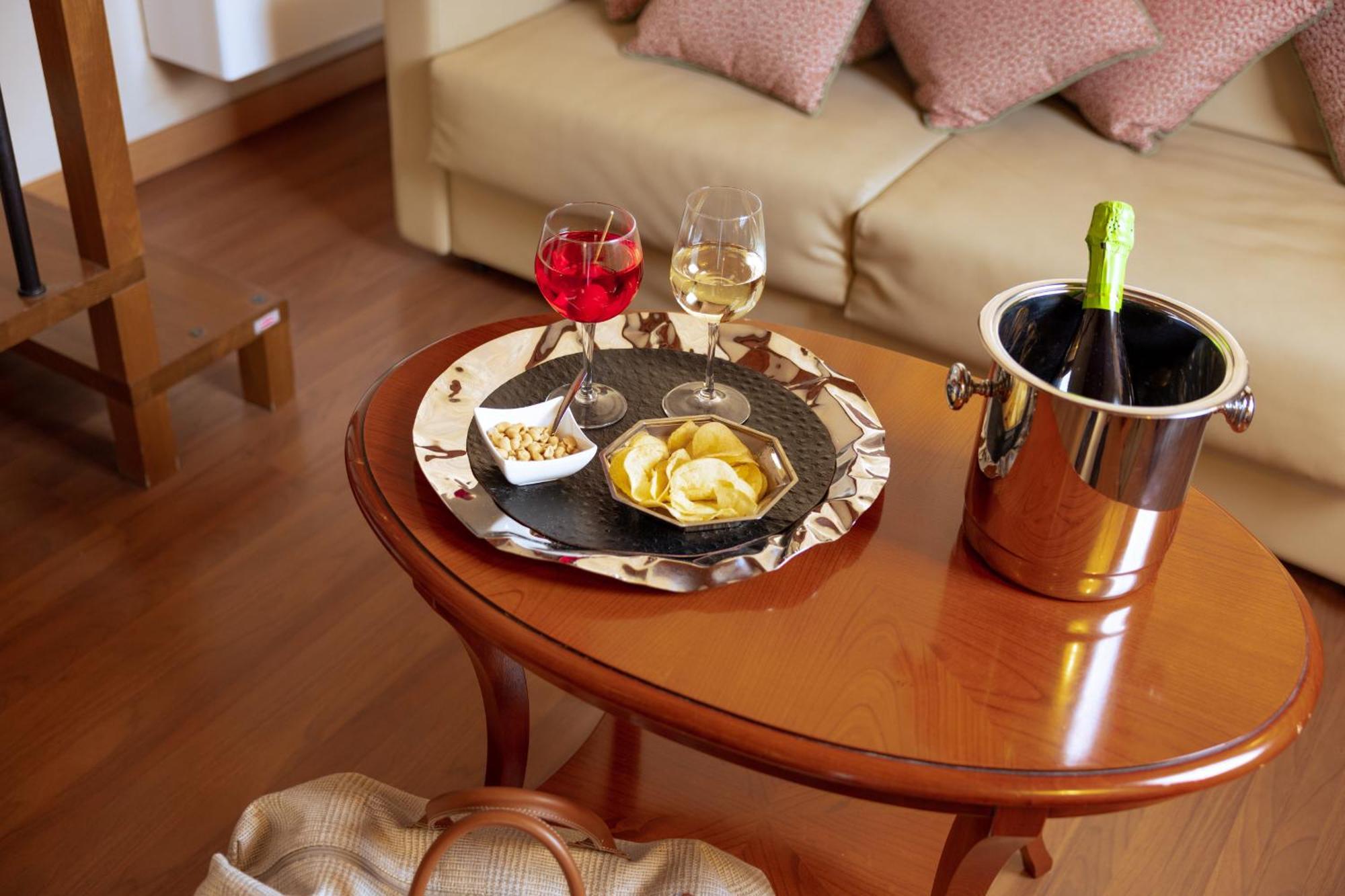 Hotel Venice Resort Airport Tessera Bagian luar foto