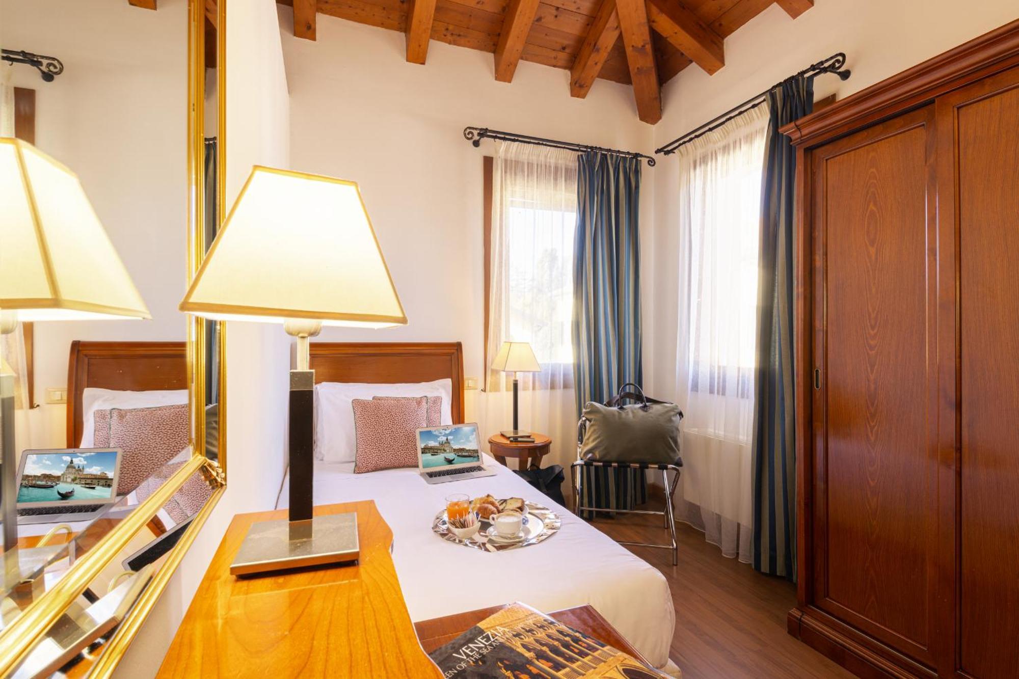 Hotel Venice Resort Airport Tessera Bagian luar foto