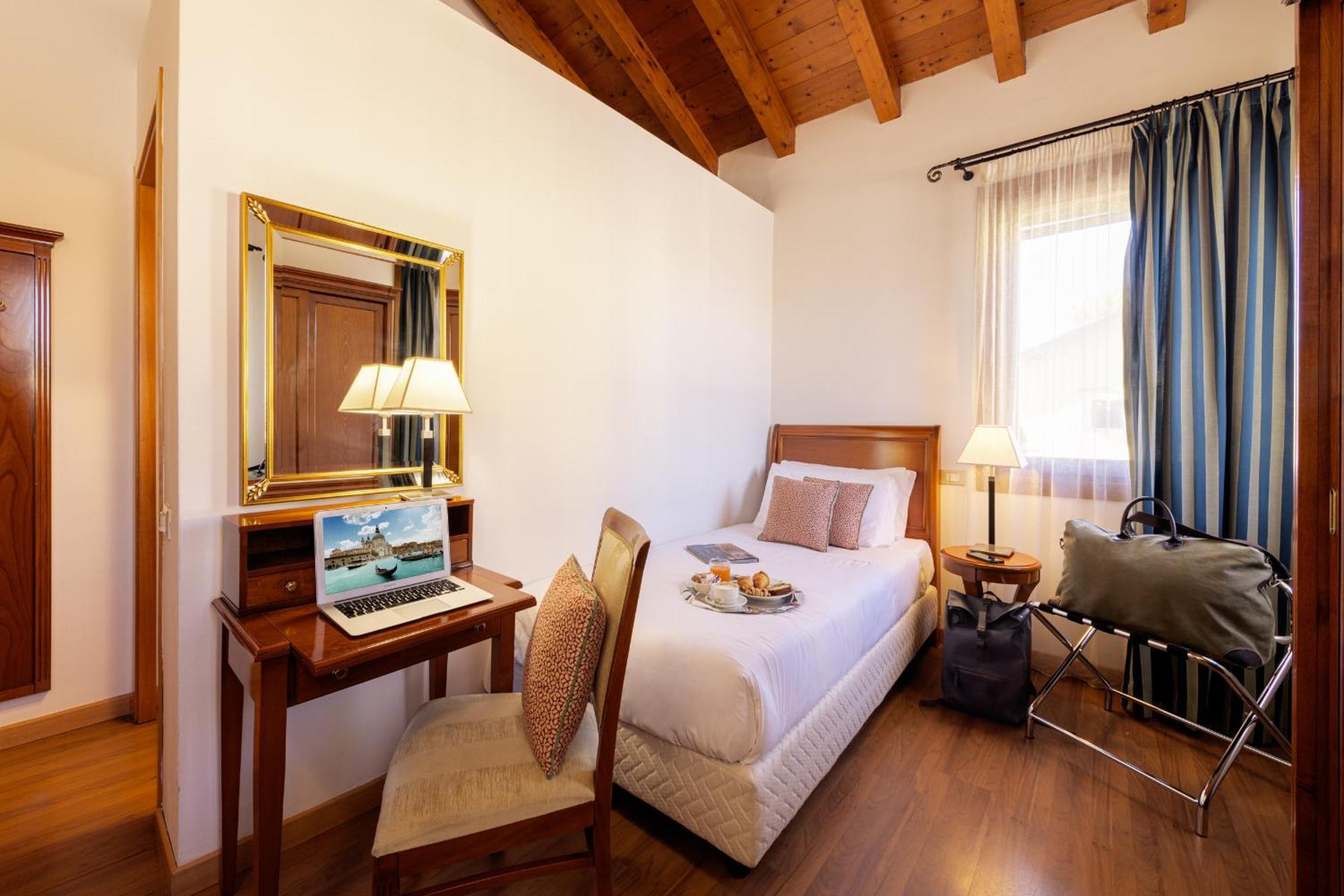 Hotel Venice Resort Airport Tessera Bagian luar foto